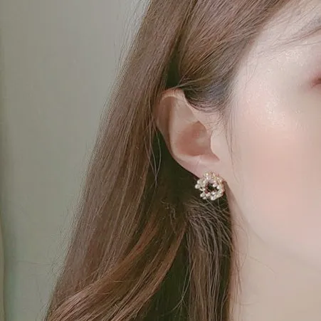 White Flower Pearl  Circle Wreath Crystal Rhinestone Invisible Clip On Stud Earrings